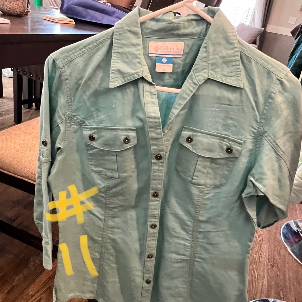 NWOT (washed but never worn) Columbia Size M button down